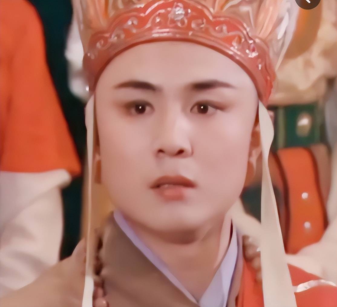 唐僧扮演者徐少华街头献唱场地简陋观众多给美女送红包遭围观