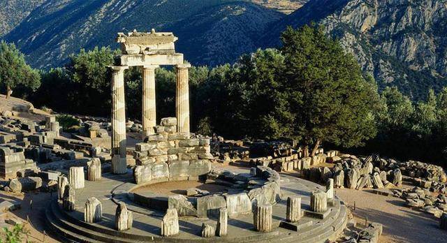 据说在德尔菲的阿波罗神庙中写着这么一句话:人啊,认识你自己.