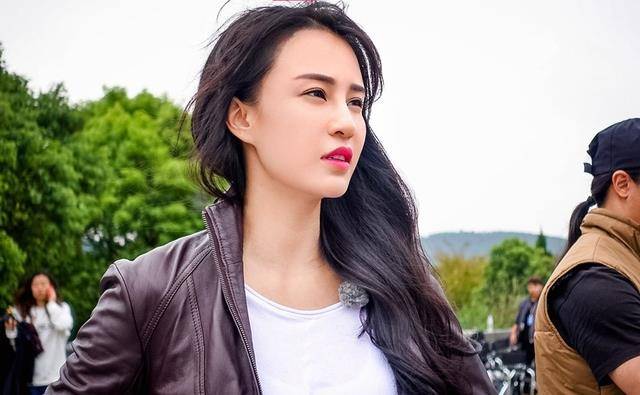 米乐M6 M6米乐她原本是瑜伽老师被成龙相中后一炮而红现如今一节课就要10万(图2)