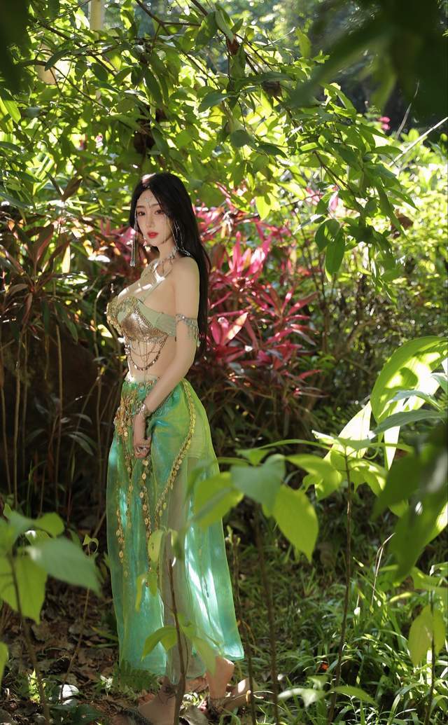 女模特金美辛身穿清凉民族服饰肤色白皙美艳动人