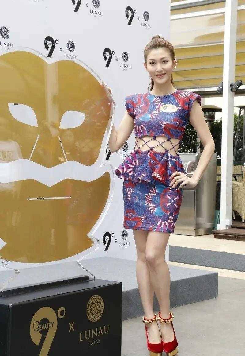 李彩桦真豁出去了,背带牛仔裤配运动衣服就出来,半丸子头超减龄_时尚