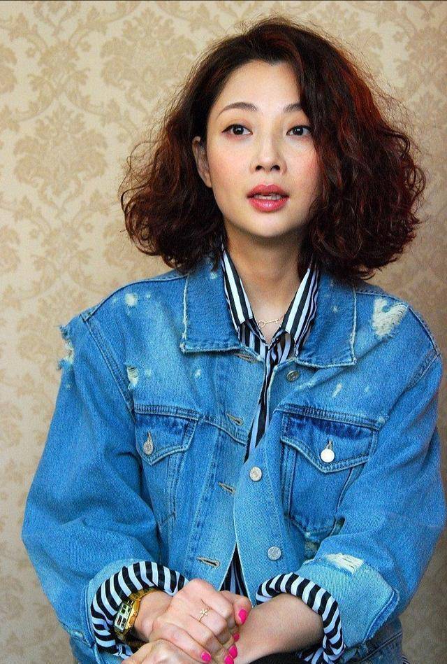 原创殷桃电羊毛卷发气质出众穿牛仔外套配衬衫减龄10岁