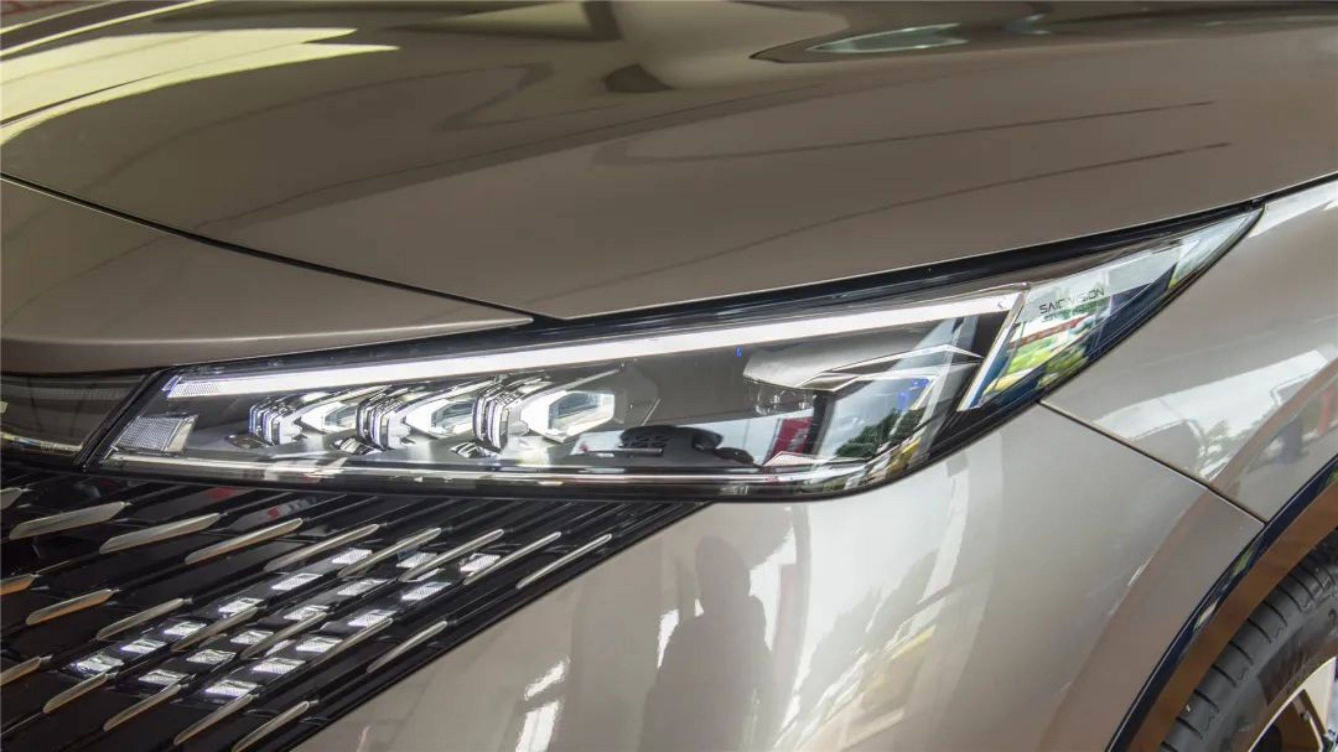 使用参数化设计大胆创新,时尚且精致,贯穿大灯与隐藏式的格栅灯,布局