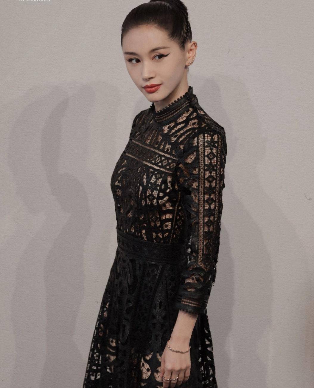 原创王子文可真会玩黑色时尚裙装彰显独特魅力时尚撩人