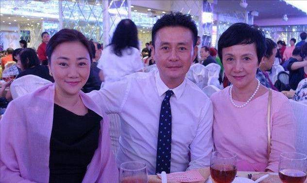 原创邢岷山娶小6岁青梅竹马带家人进组拍戏与妻子轮流陪读