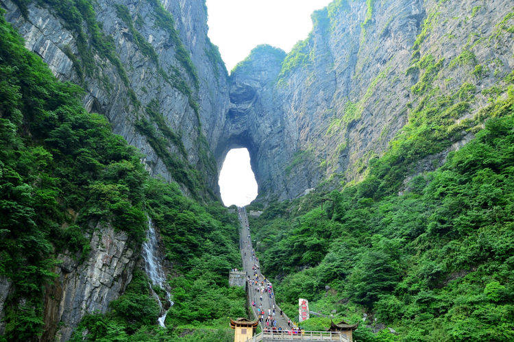 湖南人气很高的一座山，主峰1518.6米，因自然奇观天门洞而得名