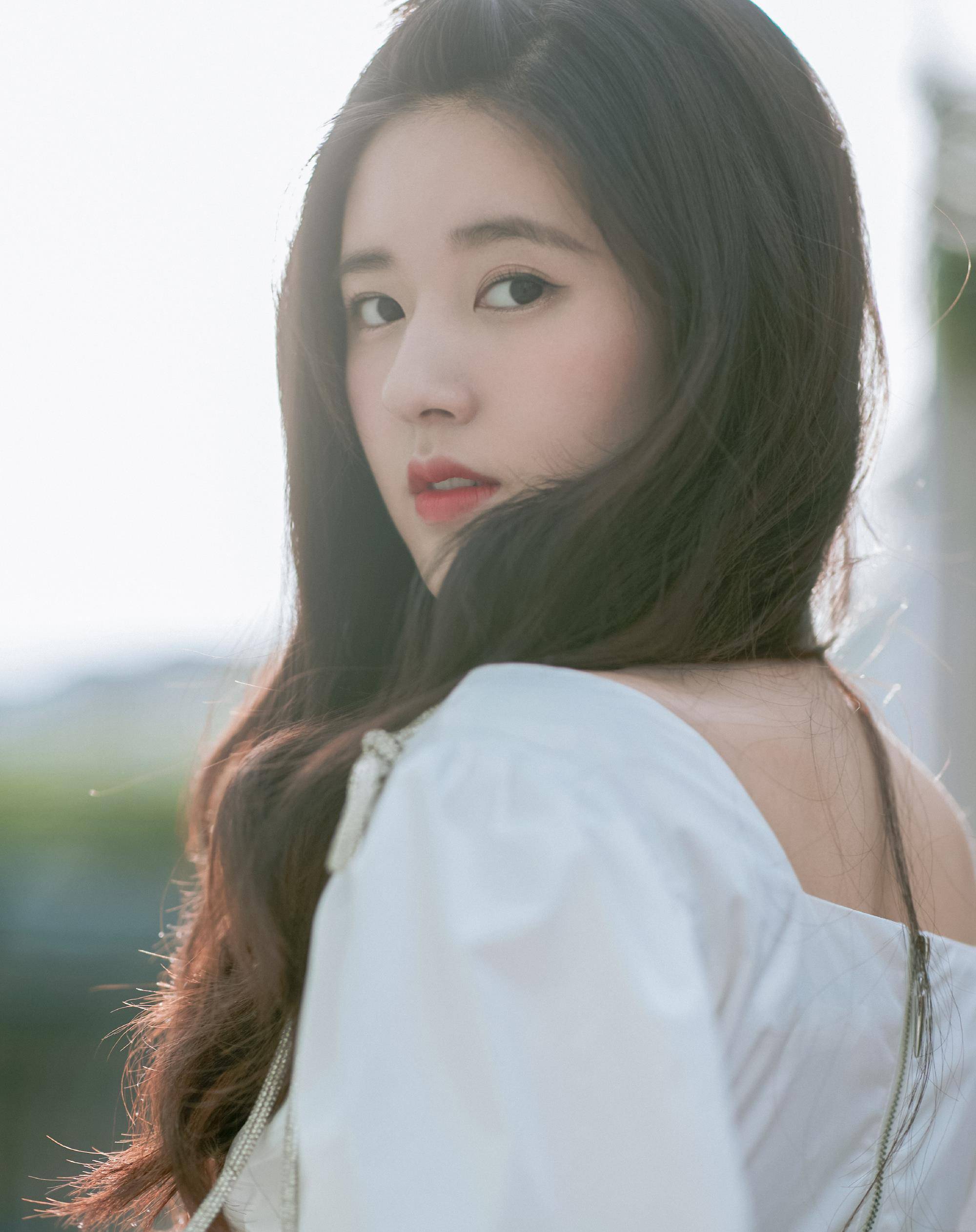 原创初恋女孩赵露思身穿泡泡袖连衣裙清纯可人犹如花林中的仙女