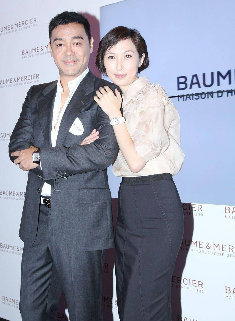 郭蔼明依偎在老公刘青云肩上,两人穿着端庄好般配,低调秀恩爱_裙装