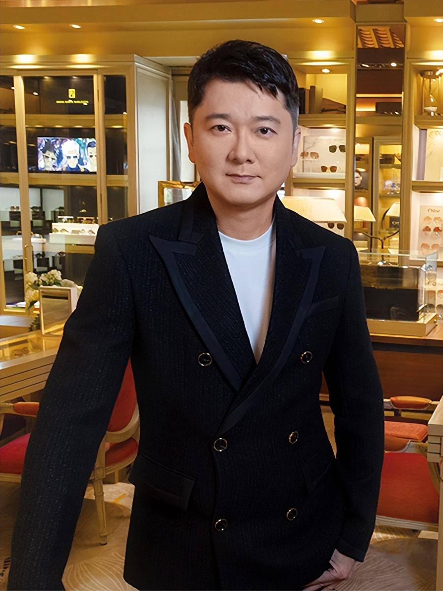 而是婚后邱子杰创办了眼镜店3354普益眼镜,这是他们家的支柱产业.