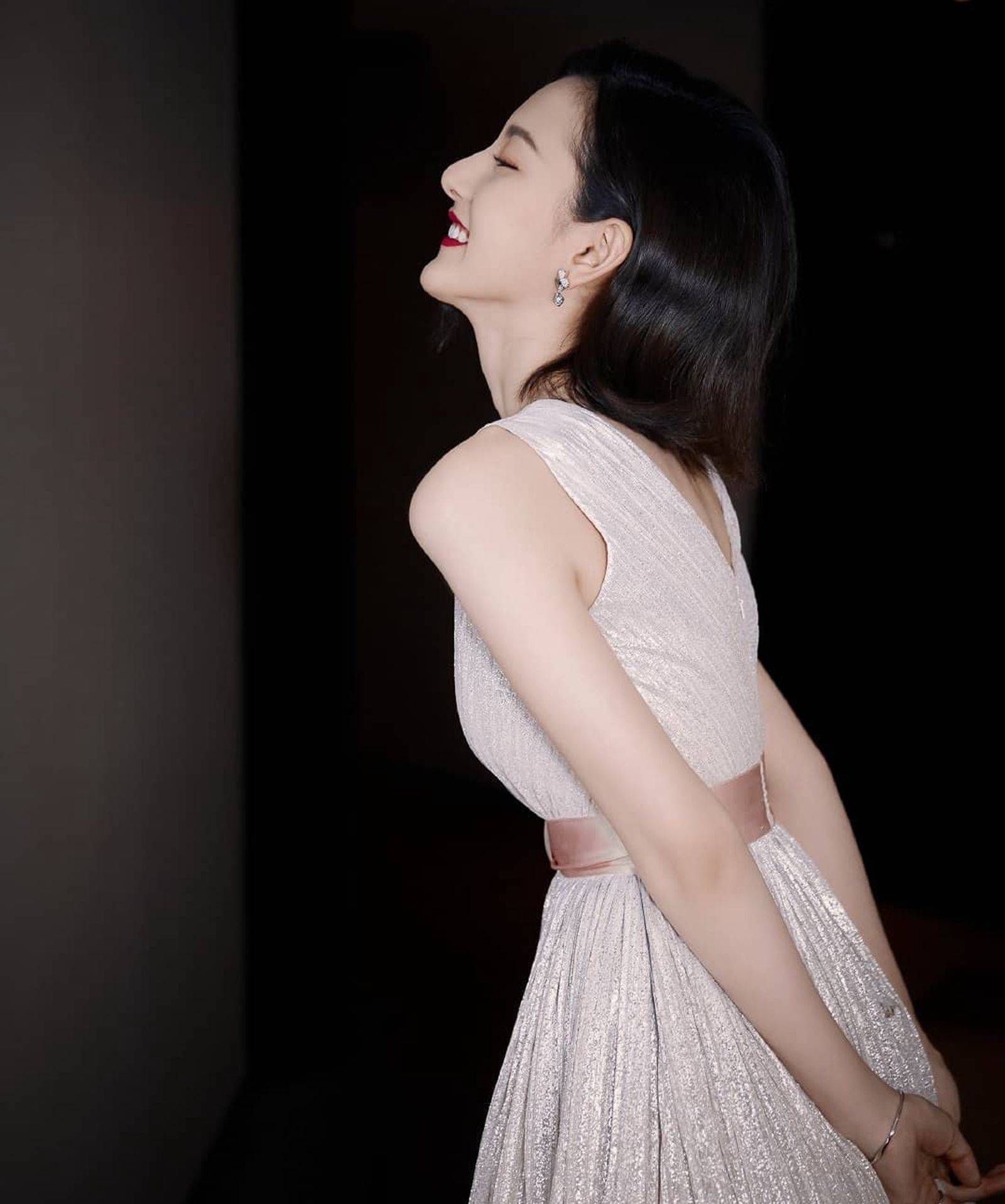 宋祖儿深v白色礼服性感烈焰红唇写真