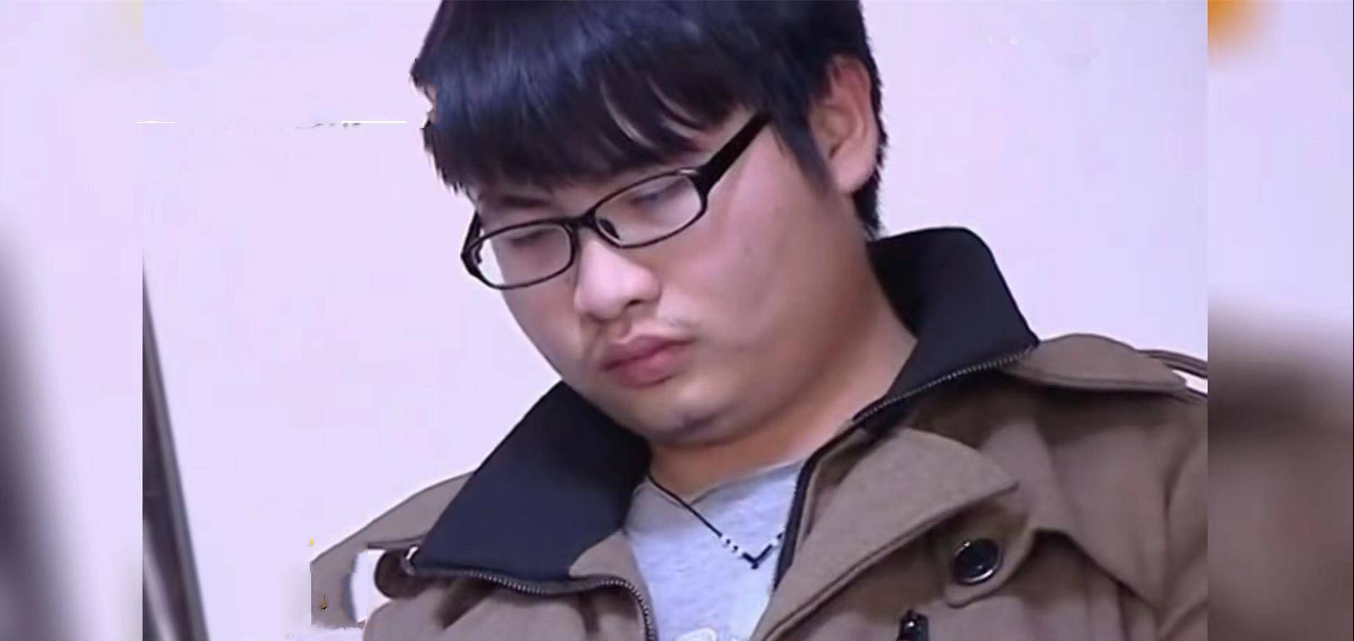 丈夫在外有情妇妻子带着儿子怒砸其门直言你不配和我争