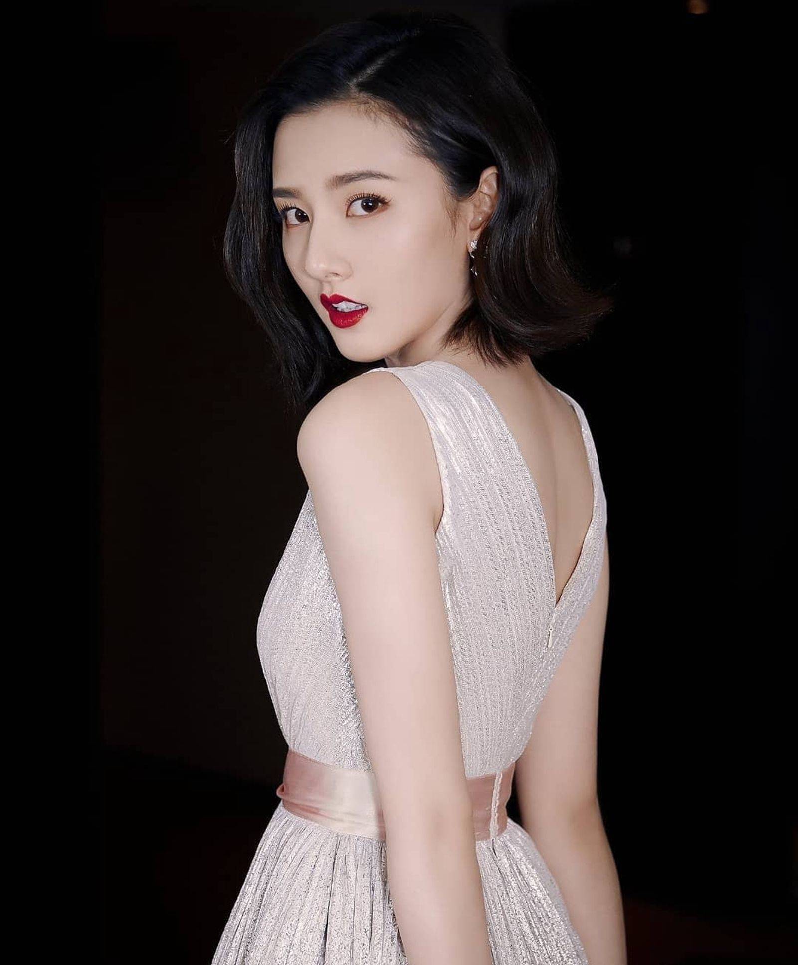 宋祖儿深v白色礼服性感烈焰红唇写真