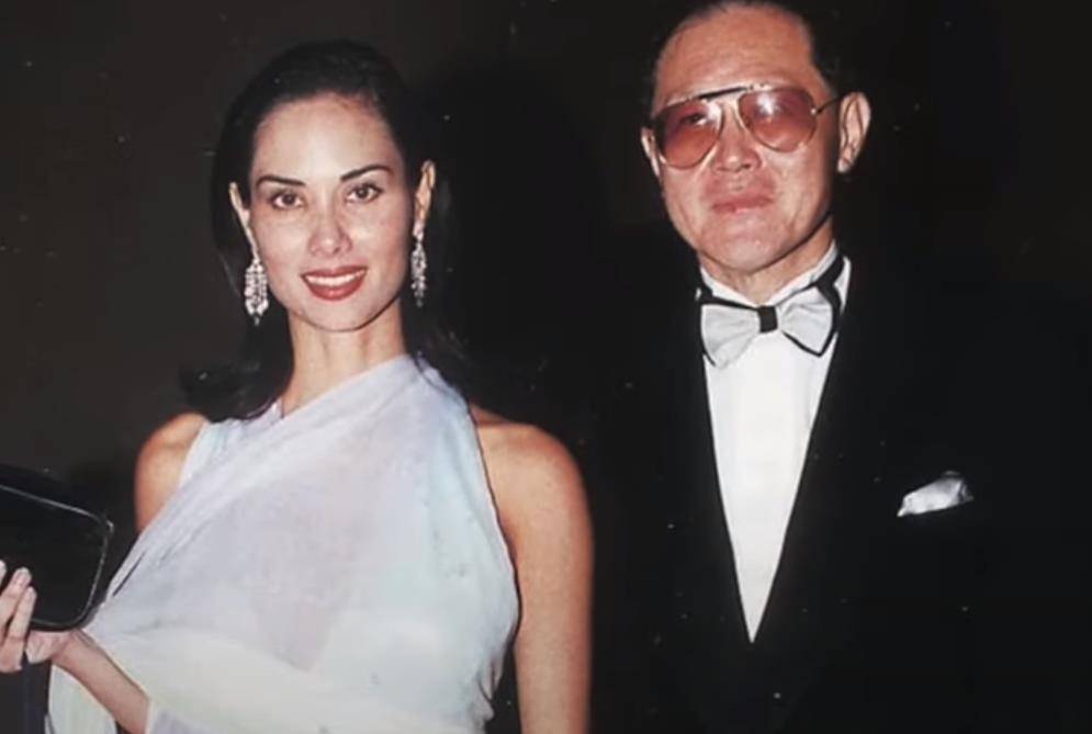 86岁富豪赵世曾再当爷爷,与孙子合影精神好,至今未婚却儿孙满堂_姚炜