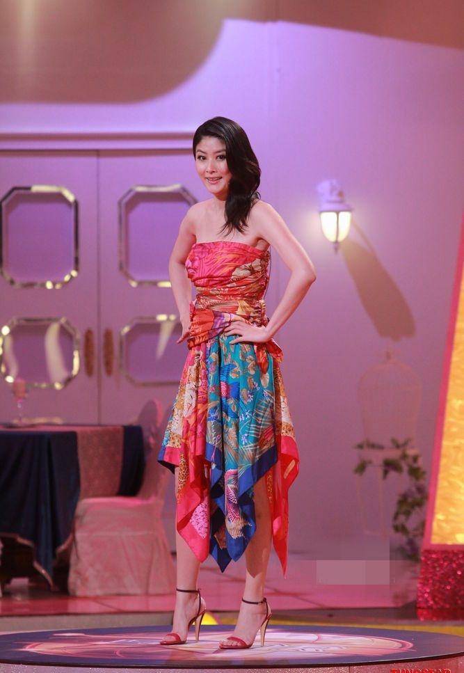 原创陈慧琳气质真好彩色印花抹身材裙张扬大气也就她穿着不土气