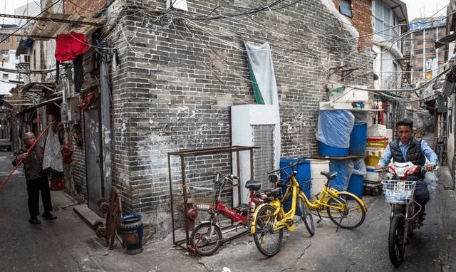 深圳有一个城中村，曾是本地知名的不夜城，如今却冷冷清清