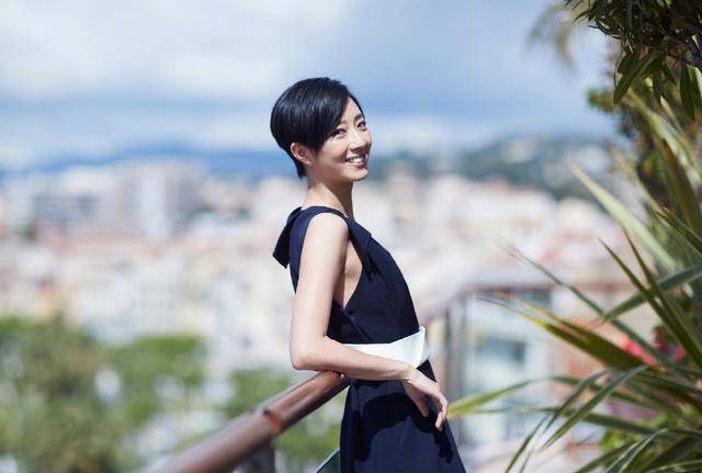 不仅演技好品味好,穿什么都气质绝佳_桂纶镁_风格_藏蓝色
