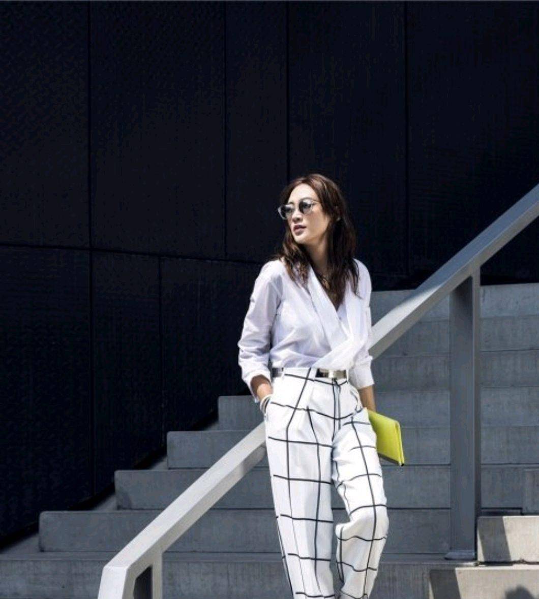 原创应采儿的衣品太好穿白色连衣配高跟鞋这气场一点都不输给超模