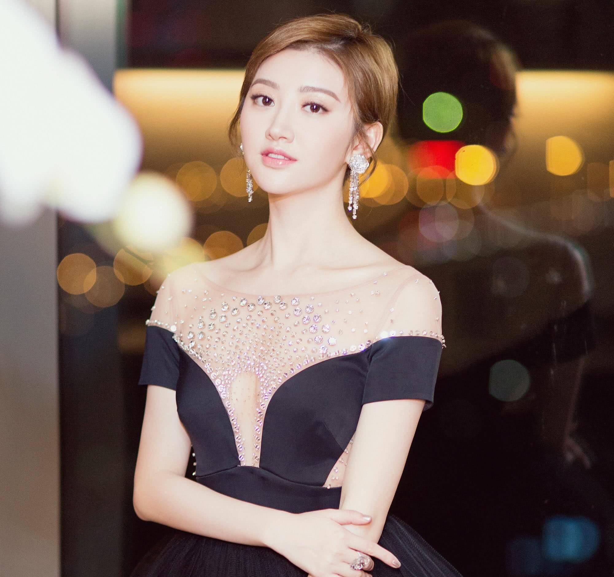 景甜晚礼服装束总是惊艳全场,她的到来就像万人瞩目的公主出场