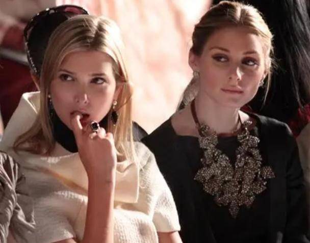 原创伊万卡年轻时身材就好穿西装配短裙难掩凹凸感嘴咬手指太撩人