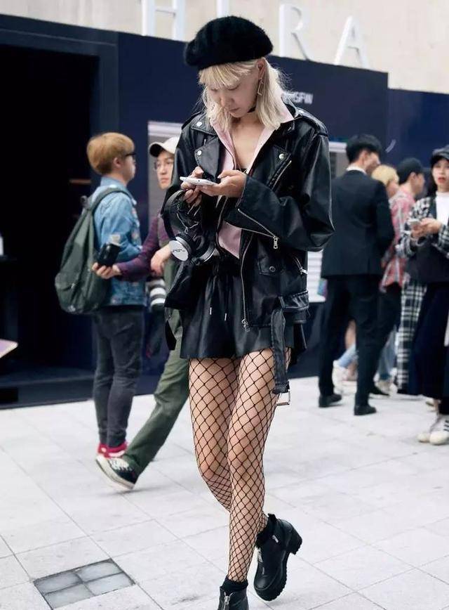 衣服上面带有镂空的渔网修饰的,这样的服装就叫做渔网装,视觉上清凉