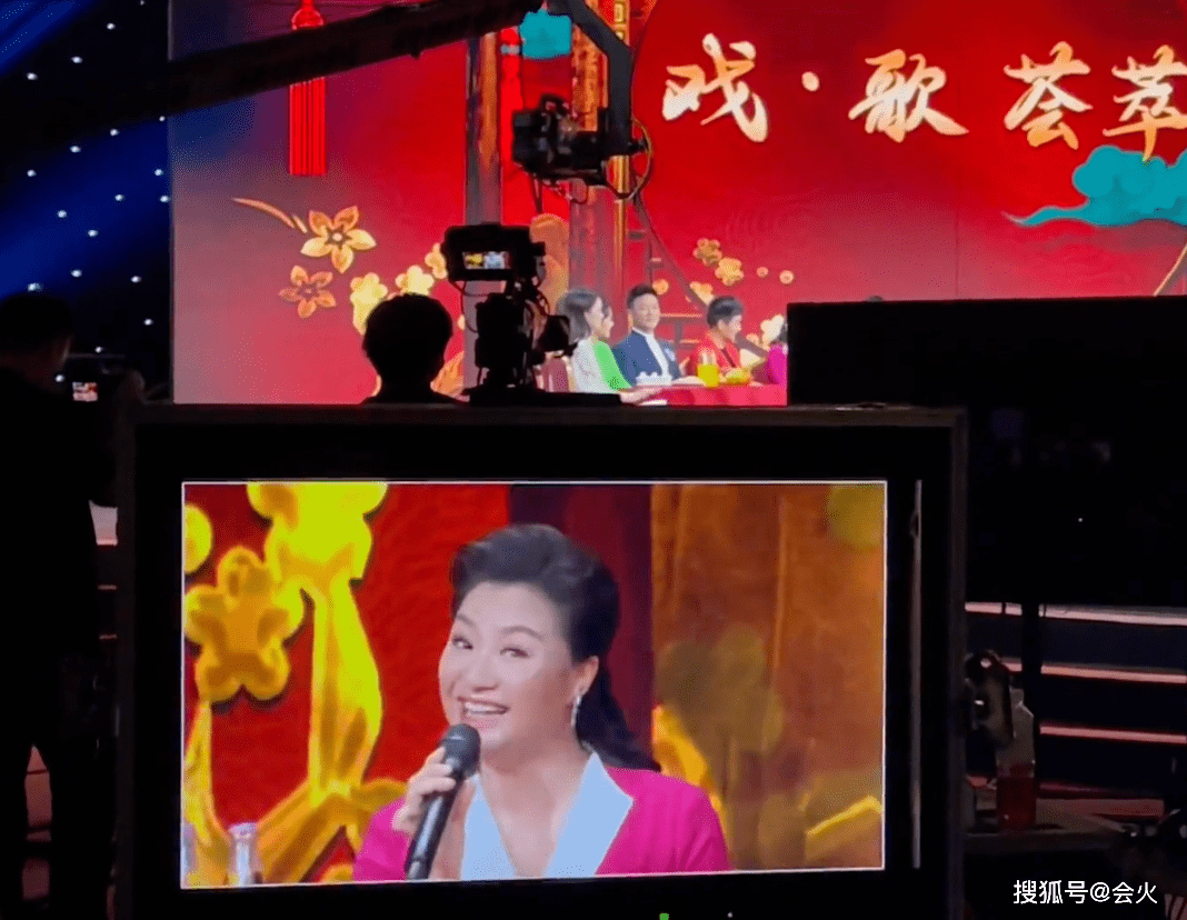77岁歌唱家李谷一罕见露面!面色红润状态好