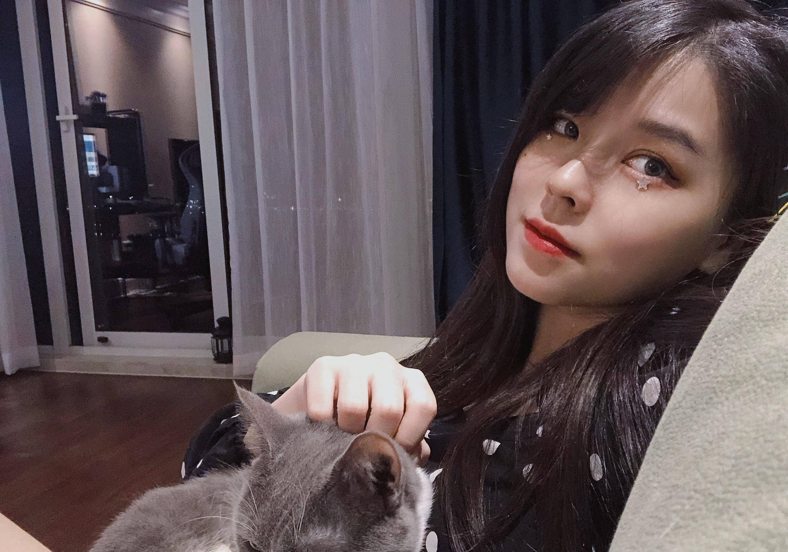 原创沫子pk金禾比时尚看到她俩的动作后估计粉丝们要流鼻血了