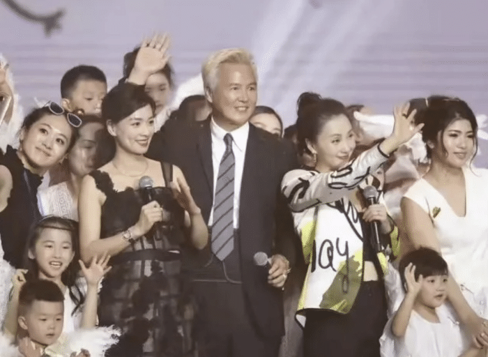 张庭一家四口返台探亲,带女儿刷黑卡买平价衣