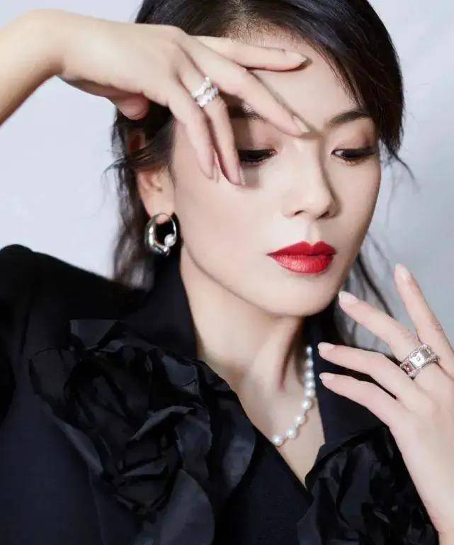 原创42岁刘涛衣品太赞黑西装大红唇配褶皱风扇裙凸显好身材