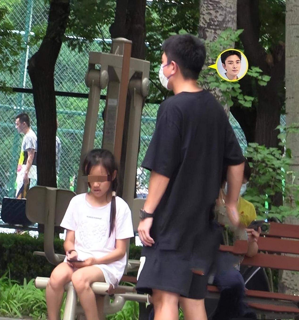 贾乃亮带货翻车后首现身,陪女儿甜馨逛公园