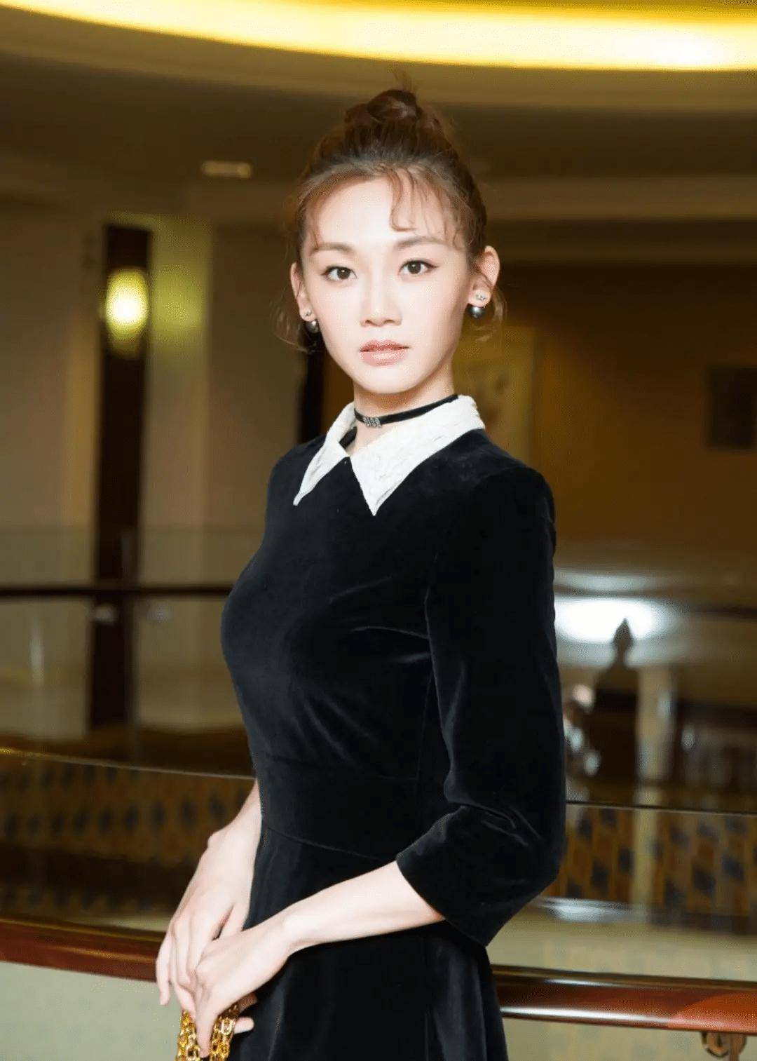 原创郑恺老婆苗苗美出圈一袭薄纱连衣裙气质出众被迷倒了