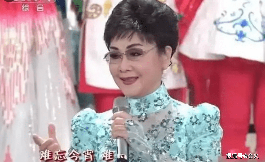 77岁歌唱家李谷一罕见露面!面色红润状态好