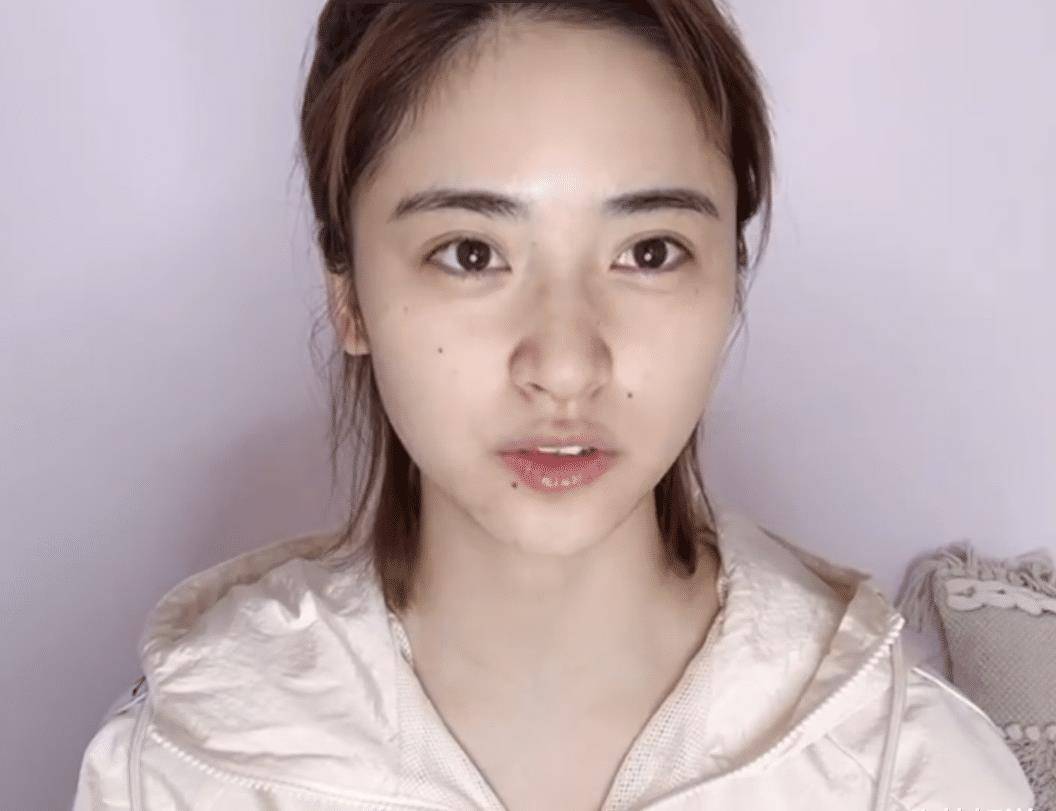 沈月素颜出镜为粉丝录视频,谁注意到她的双眼皮?