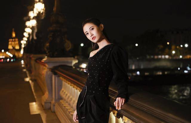 陈钰琪披肩长发惊艳秀场，一身黑色斜肩套裙高贵冷艳，气质超A-舞儿网