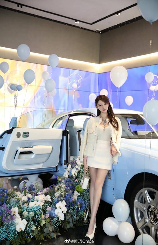 新买的房子位于深圳湾,均价 20万一平,一套房子目测过亿,证明叶珂并不