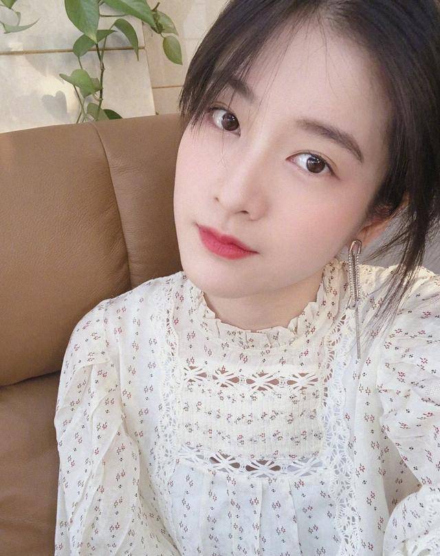 张雪迎这姑娘还是个学生,长相清秀,气质很清爽,辨识度也很高.