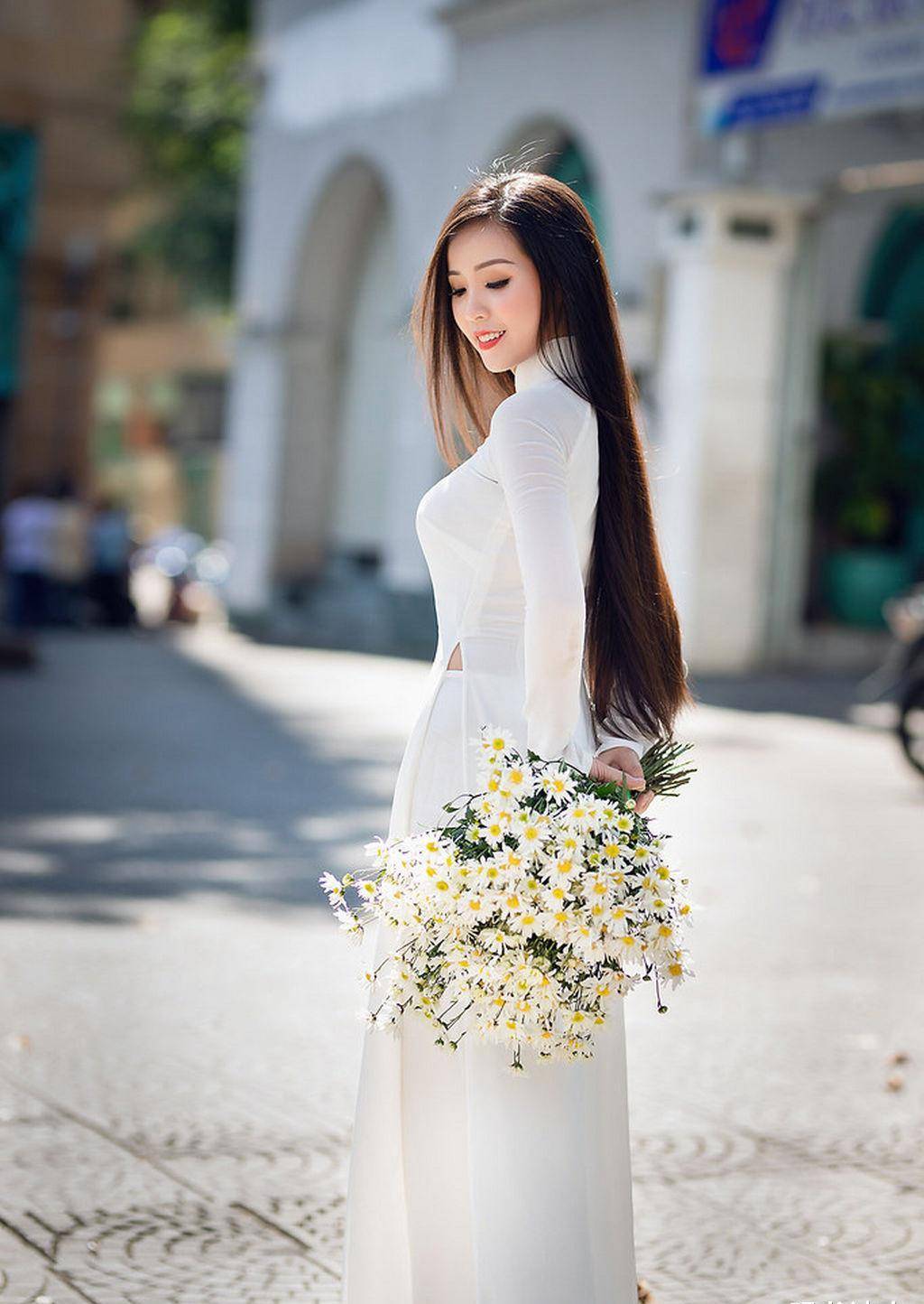 身穿白色奥黛的国外女子,身材是亮点,但最动人的是温柔婉约的气质