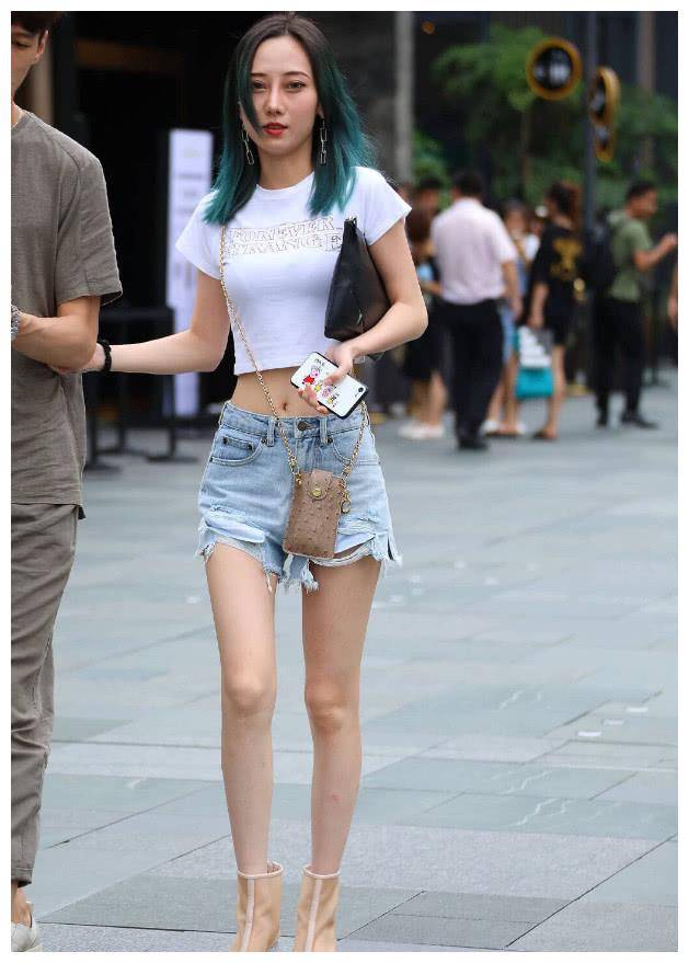 热裤和匡威真的很弱,看看最近流行什么搭配.