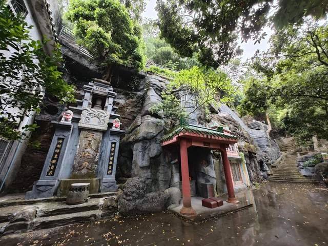 湛江有座修在火山口的寺庙,背靠熔岩石,香火挺旺