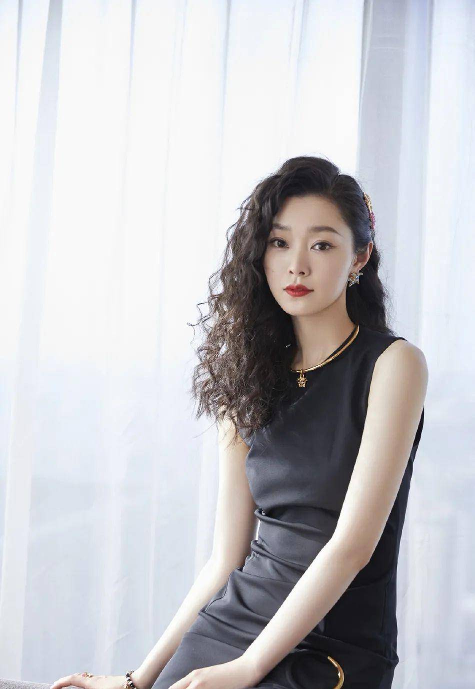 原创宋轶穿黑裙肤白貌美气质优雅曼妙曲线身材时尚迷人