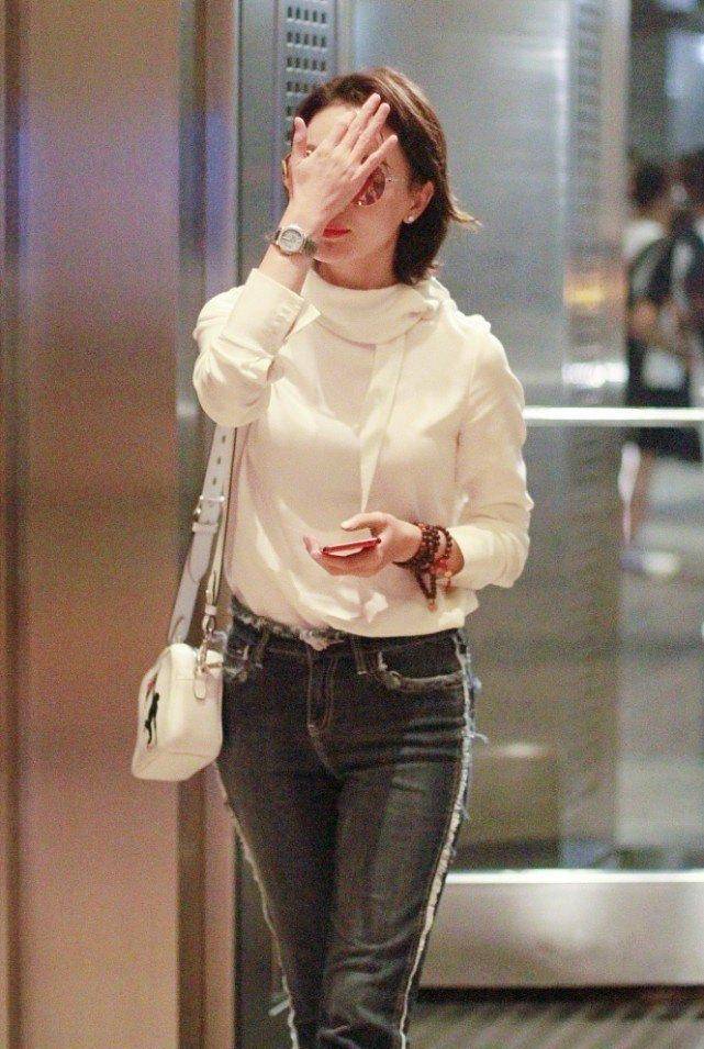 原创陈数现身穿了件白色高领搭牛仔裤造型清爽且减龄好看