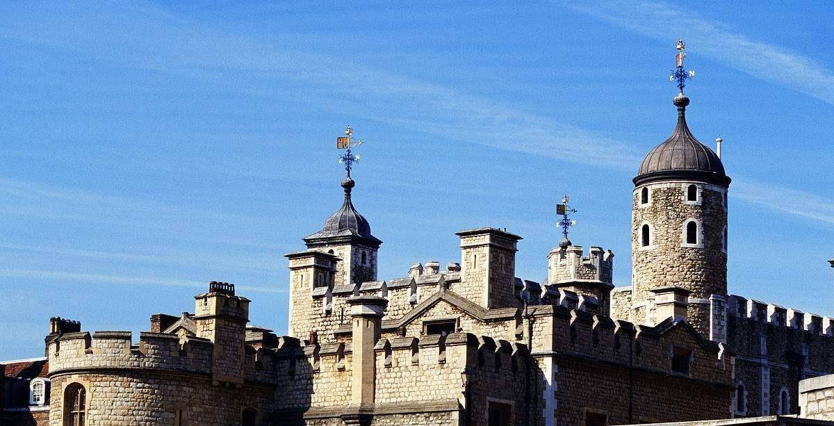 千年的伦敦塔承载着英国的历史，里面藏匿着一半英国历史和宝藏