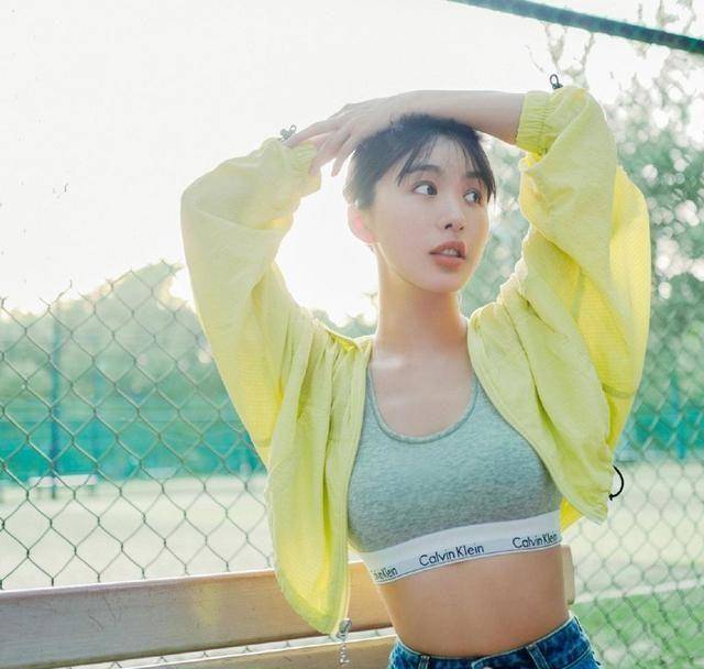 原创李菲儿的水蛇腰太美了穿运动衣服配超短裙身材好就是敢穿