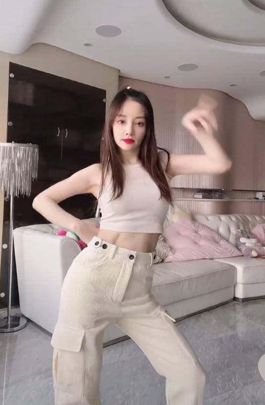 李小璐海边游玩,尽显白美皮肤,完美身材,根本不像40岁的人_赵雅芝