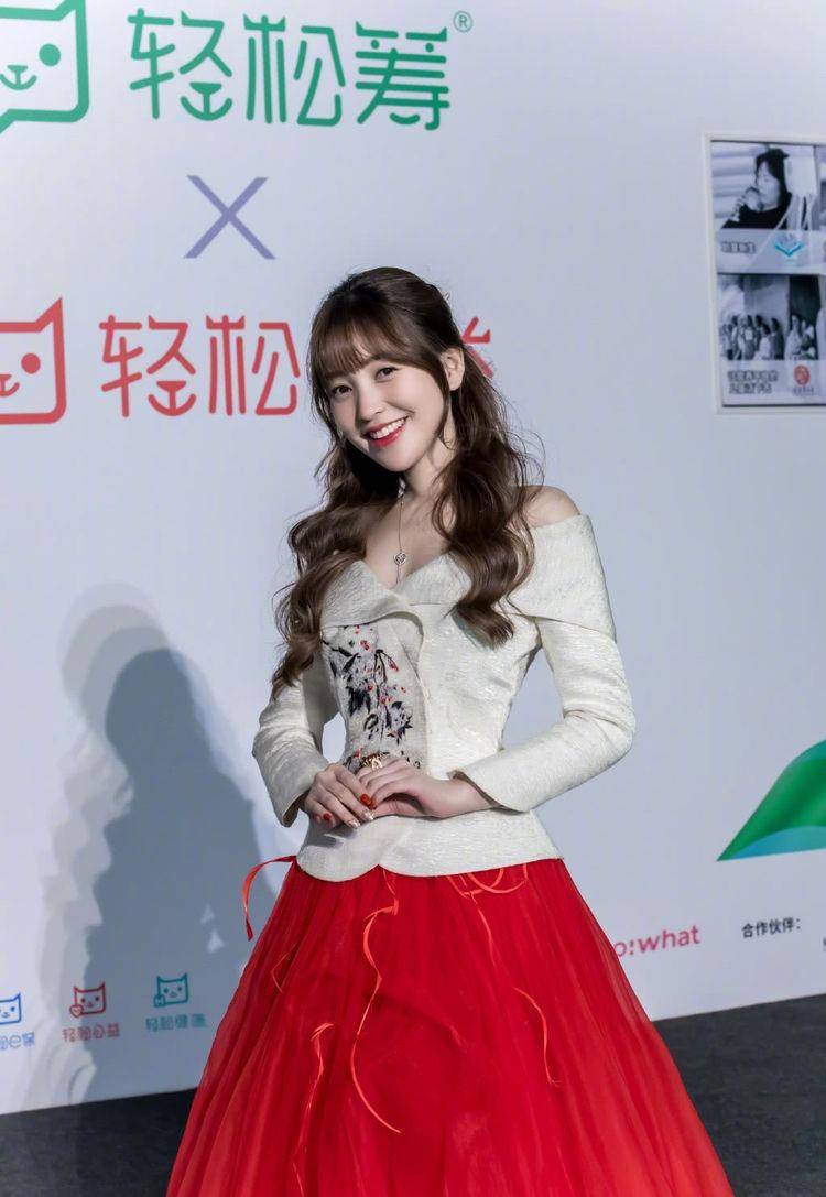 穿上精致公主裙的金莎美的好像童话中的灰姑娘气质甜美又清新