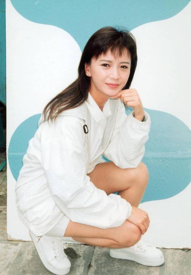 她是梁朝伟初恋,被闺蜜刘嘉玲挖墙脚,如今20岁儿子成世界冠军_曾华倩