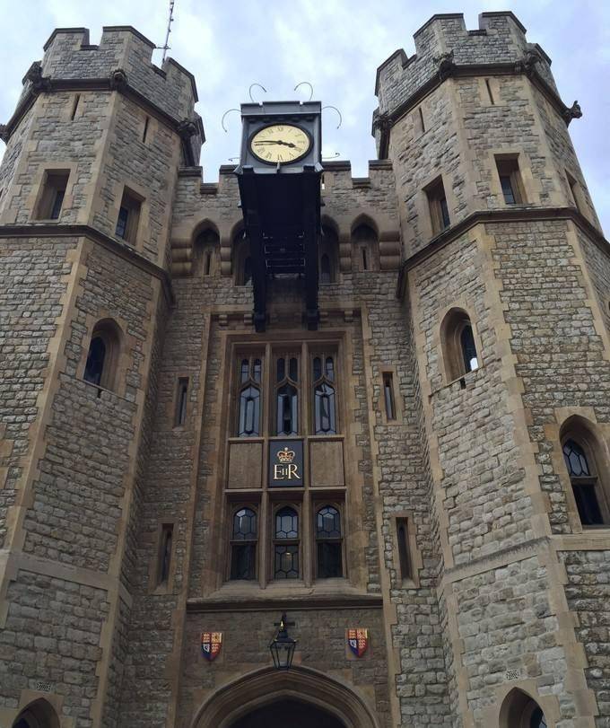 千年的伦敦塔承载着英国的历史，里面藏匿着一半英国历史和宝藏