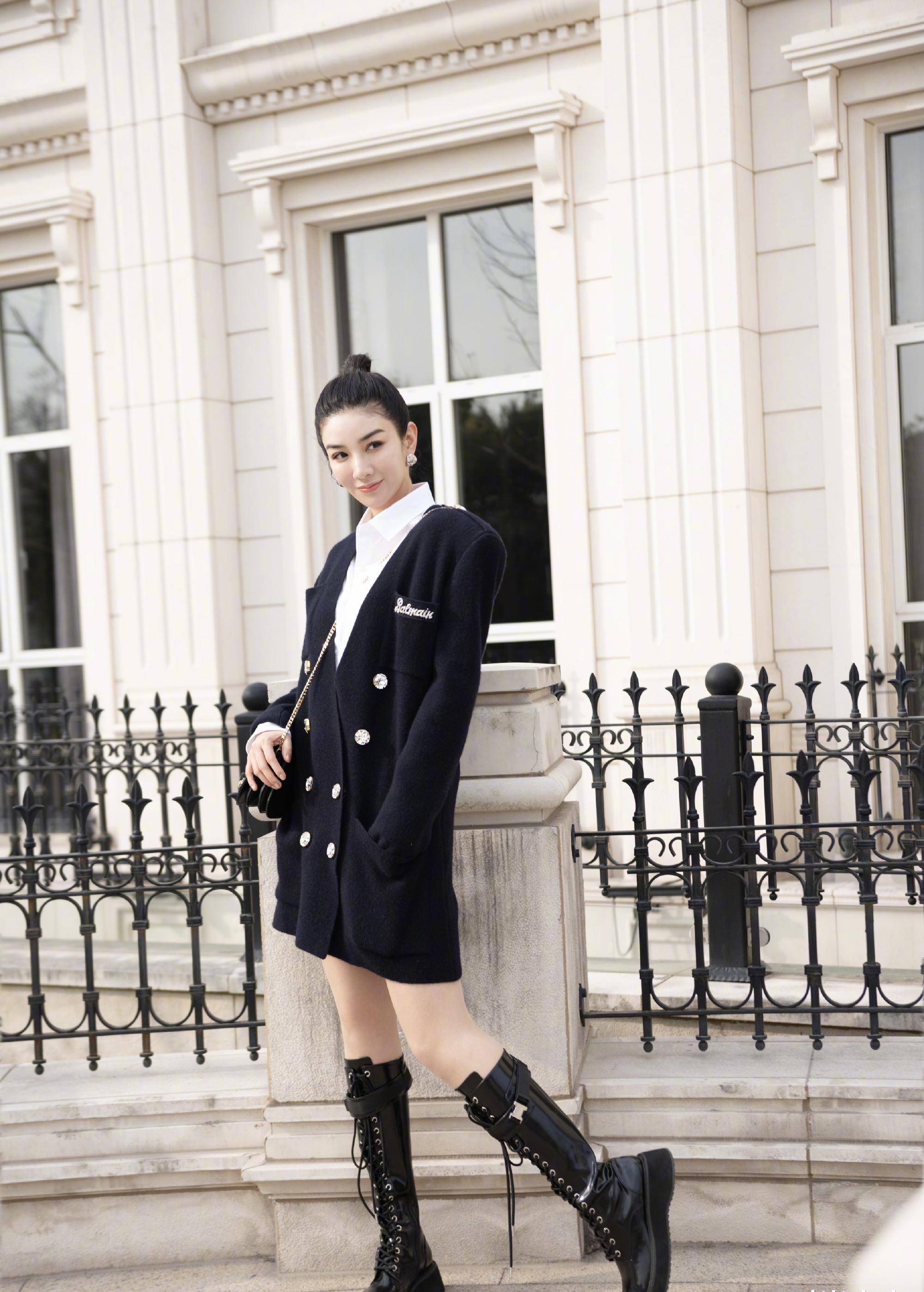 黄奕紫色毛衣适合春天,蝴蝶结发饰娇俏,搭配牛仔裤减10岁_风格_魅力