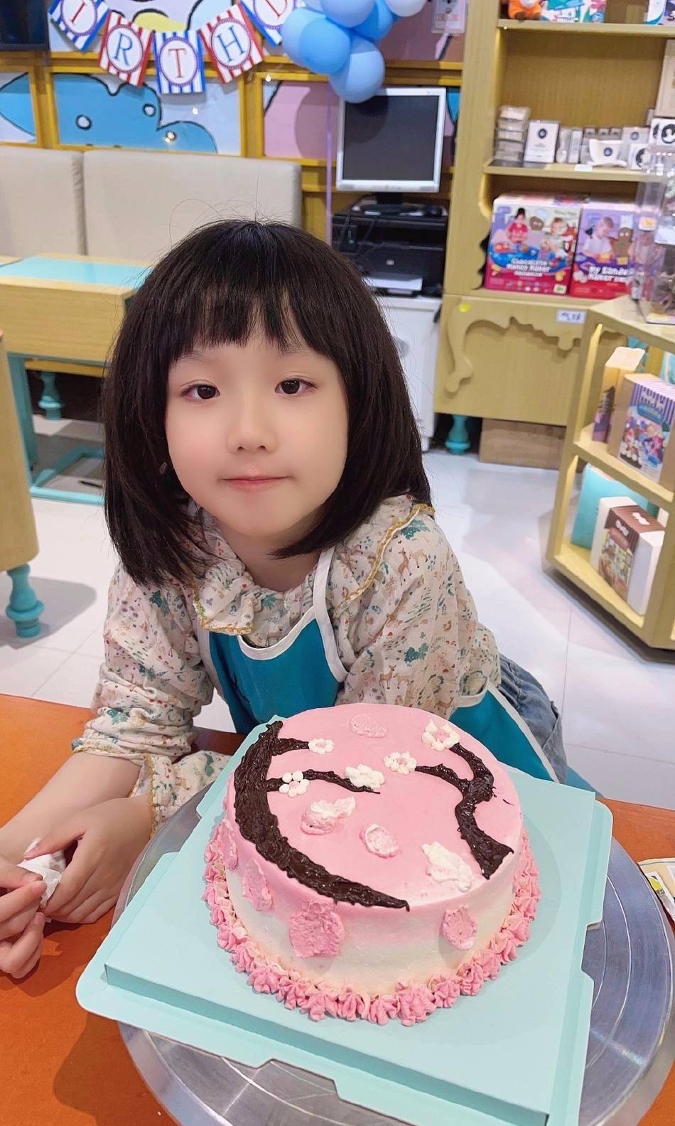 洪欣7岁女儿久违现身,荷叶边碎花裙系着小围裙做蛋糕,清秀甜美_张晞彤