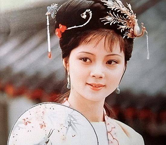 尤其是张莉饰演的薛宝钗,不但端庄,贵气,而且气质绝尘,直到如今