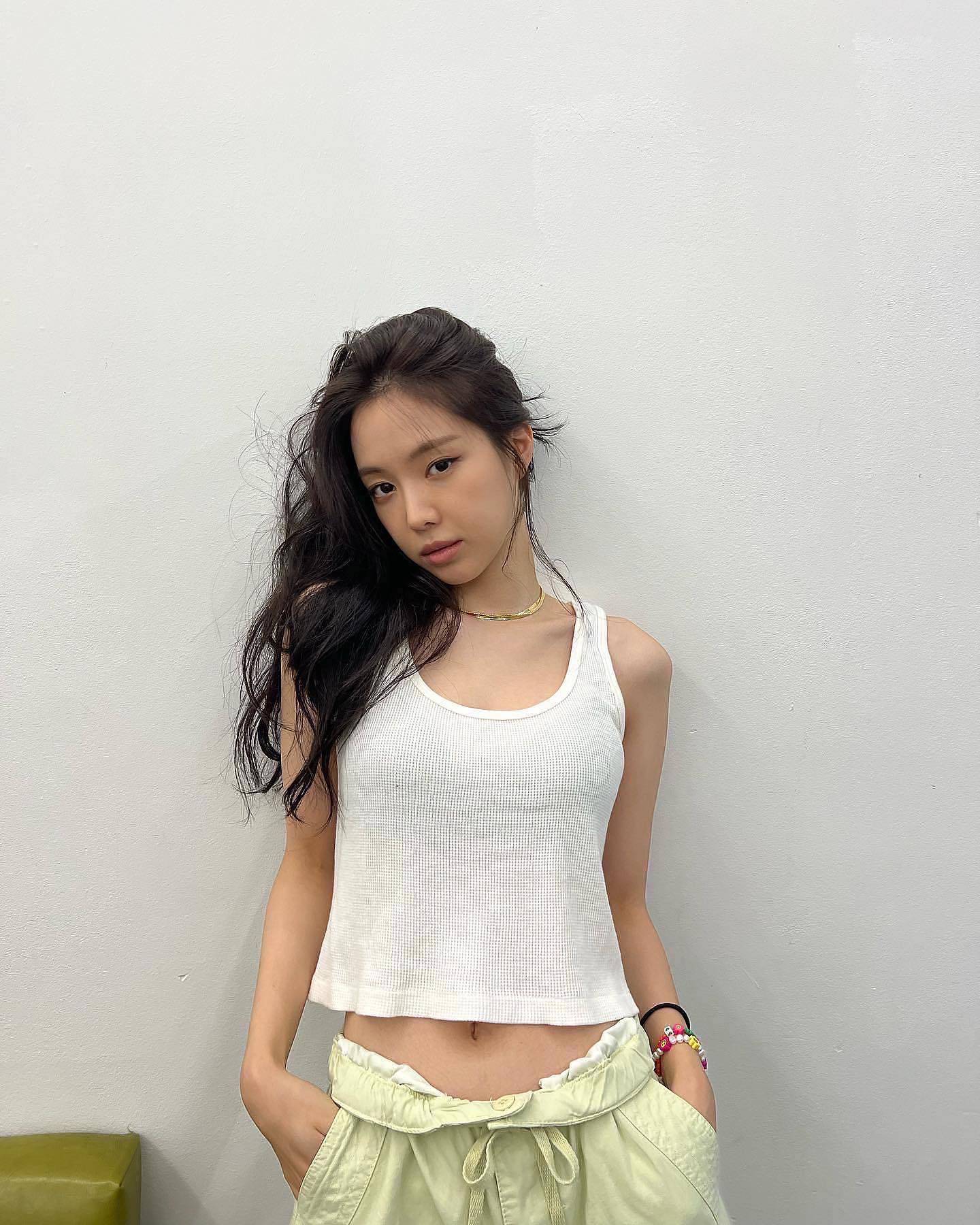 孙娜恩晒近照,颜值成熟,腹肌显露,自信的"无瑕美人"_苗条身材_apink